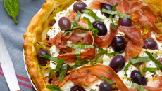 Tarte fine olives, chèvre frais et jambon Serrano