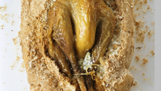 Pintade fermière d'auvergne rôtie en croûte de sel et thym