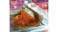 Saumon fumé en crêpe de sarrasin piment doux/vodka et sa chantilly citronnée à l'aneth