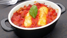Cocotte de quenelles à la sauce tomate