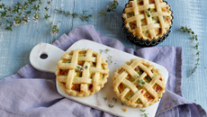 Tartelettes salées en croisillons à la ricotta, oignons, mortadelle et asperges vertes