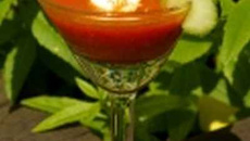 Gaspacho de tomate et quenelle de Saint-Moret au curry
