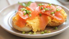 Œufs brouillés à la truite fumée sur muffins anglais