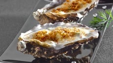 Huitres à la crème d'asperge et safran, gratinées au roquefort