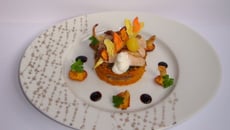 Déclinaison autour du bouillon de volaille Ariaké, pintade, carotte, parmesan et girolles