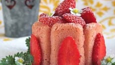 Charlotte aux fraises et biscuits roses de Reims