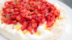 Pavlova fraises et coulis aux fruits de la passion