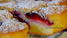 Moelleux aux prunes parfumé au pain de singe et à la liqueur de prunelles