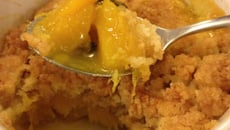 Le crumble de mangues à la noix de coco et à la passion