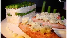 Aiguillettes de Canard au crumble de Roquefort Papillon accompagné de son riz rond aux asperges