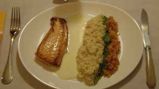 Dos de saumon à l'unilatérale, risotto fondant, julienne de poireaux et concassée de tomates provençales