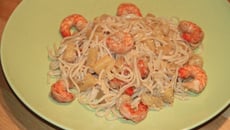 Crevettes aux ananas sur nid de nouille de riz entouré de feuille d'algues (Nori)