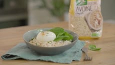 Porridge salé au fromage de chèvre et œuf mollet