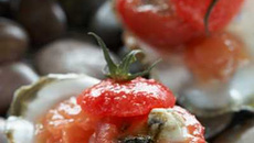 Tomate farcie d'huître en gelée tremblotante façon Bloody Mary Kiwi.