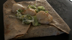 Galette de blé noir à la fondue de poireaux et aux noix de St Jacques, crème à la ciboulette