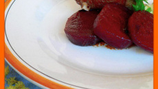 Côte d'agneau, betterave balsamique et sauce yaourt curry