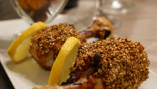 Pilons de poulet grillés au sésame, mariné à la sauce tomate-gingembre-poire & quartiers de patates douces rôtis au four