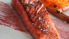 Saumon laqué à la grenadine et cannelle