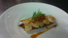 Carpaccio de St-Jacques sur son croustini de tartare de tomate