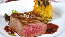 Pavé de rumsteck de bœuf poêlé, Pommes paillasson aux champignons, jus de betteraves