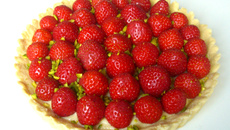 Tarte aux mara des bois (pistaches, vanille, fraises)