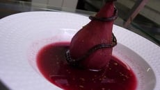 Poire pochée au vin et sa sauce effervescente