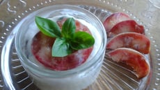 Verrine de pêches de vigne au mascarpone et basilic