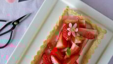 Tarte avec panna cotta au basilic et fraises