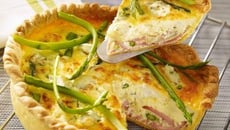 Quiche au râpé de jambon, asperges et fromage frais