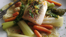 Filets de bar aux petits légumes et au champagne recyclé