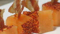 Pâte de melon de Lectoure-Nérac au piment d"Espelette et croustillant de jambon de Bayonne