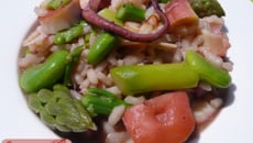 Risotto rose et vert au calamar géant, safran, fèves et asperges vertes