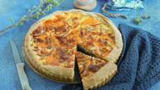 Quiche à la patate douce, feta et oignons caramélisés