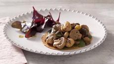 Tarte fine de gésiers de canard aux champignons aux marrons entiers, cèpes et persil, salade croquante et vinaigrette moutardée aux herbes fraiches