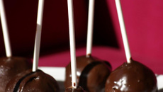 Cake-pop au caramel au beurre salé, enrobage chocolat noir