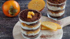 Tiramisu au Kaki Ribera del Xúquer AOP et gâteau au chocolat