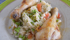 Pilons de poulet rôti sur riz aux légumes