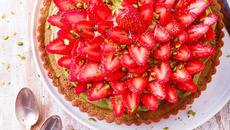 Tarte à la pistache et fraises du Périgord IGP