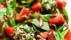 Salade de Petits Chèvre au Basilic et Tournesol, Pousses d'épinards, Fraises et Vinaigrette aigre-douce à la Fraise