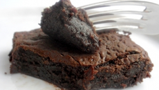 Gâteau truffé au chocolat & beurre de cacahuètes