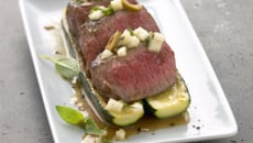 Rumsteck bio sur lit de courgettes, condiment poire