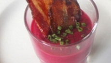 Soupe de betterave au Kiri et craquant de lard