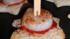 Toasts étoilés Saint Jacques et chorizo