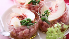 Tartare de veau, amandes fraîches, jus de pêche blanche