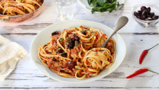 Linguine au thon, olives et câpres