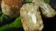 Bouchée chou-fleur au cœur coulant de roquefort en salade avec sa petite vinaigrette roquefort.