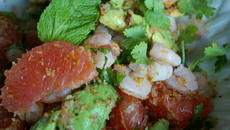 Salade thaï aux crevettes, pamplemousse et menthe