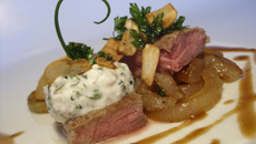 Gigot d'agneau, oignons caramélisés, fraicheur d'une faisselle condimentée...