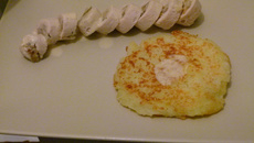 Ballottines de volaille farcie aux champignons, sauce paprika et galette de pomme de terre