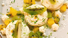 Pavlova à la mangue, kiwi et fruits de la passion
